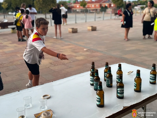 LA PEÑA “CEDA EL VASO” PONE A PRUEBA LA PUNTERÍA Y HABILIDAD DE LOS PARTICIPANTES