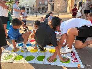 LOS MÁS PEQUEÑOS DISFRUTARON DEL JUEGO DE TWISTER EN EL VERANO CULTURAL 2026