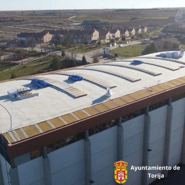 COMIENZAN LAS OBRAS DE RE-IMPERMEABILIZACIÓN DE LA CUBIERTA DEL POLIDEPORTIVO MUNICIPAL "VILLA DE TORIJA" Y DE LA AMPLIACIÓN DEL GIMNASIO MUNICIPAL