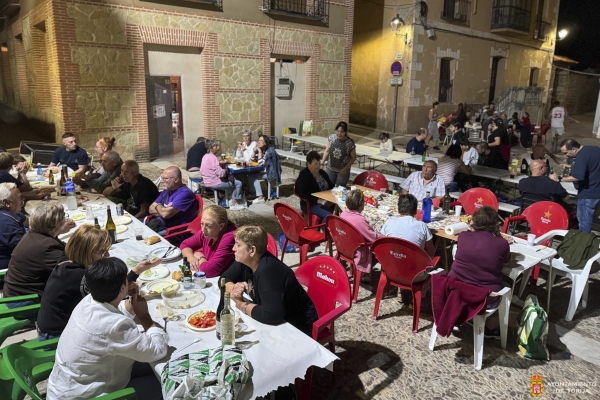 EL VERANO CULTURAL DE TORIJA CULMINA CON LA GRAN CENA DE ASOCIACIONES Y UN EMOCIONANTE TRIBUTO A MECANO