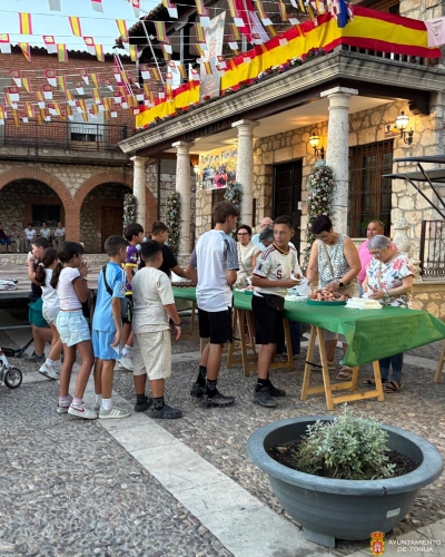 LA ASOCIACIÓN BARBACANA MANTIENE VIVA LA TRADICIÓN CON EL REPARTO DE ROSQUILLAS Y VINO DULCE