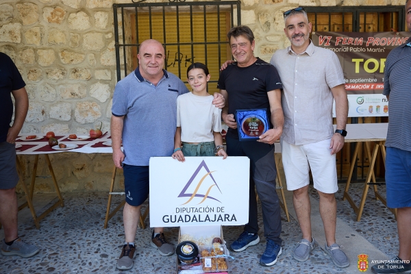 ANTONIO APARICIO GANA EL CONCURSO DE TOMATES Y EL C.C. LA ALCARRIA LLENA DE CICLISMO LA MAÑANA EN TORIJA