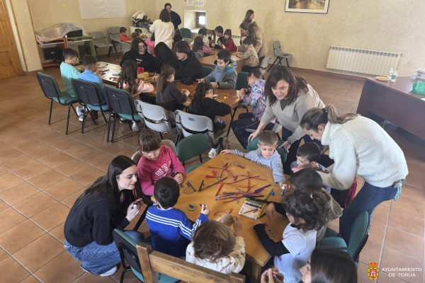 EL ESPÍRITU NAVIDEÑO INUNDA TORIJA EN UN EXITOSO TALLER DE ADORNOS ORGANIZADO POR "TORIJA JOVEN"