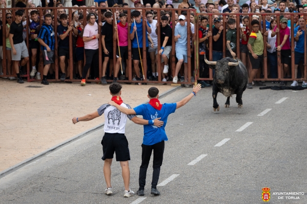 EL PRIMER ENCIERRO DE LAS FIESTAS DE SAN CRISTÓBAL REÚNE A CENTENARES DE PERSONAS EN TORIJA