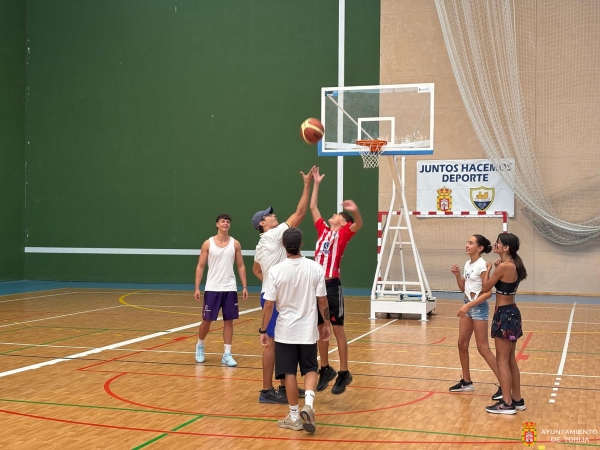 BALONCESTO 3X3 Y ROSQUILLAS PARA DISFRUTAR DE UNA ANIMADA TARDE EN TORIJA