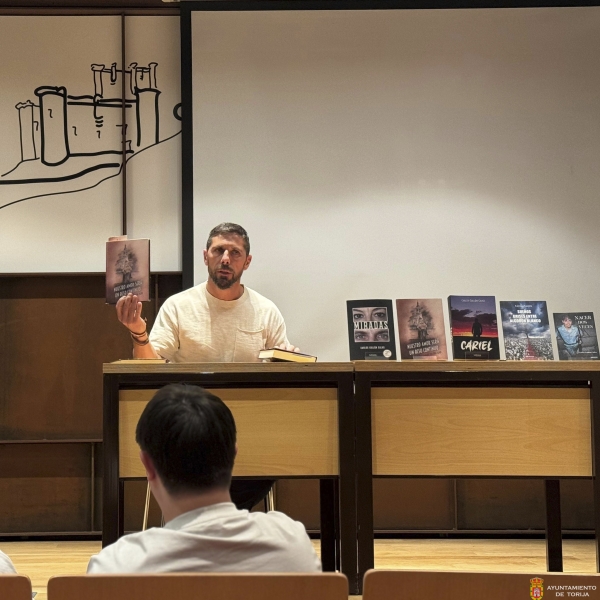 CARLOS GULLÓN PRESENTA EN TORIJA "CARIEL", LA CONCLUSIÓN DE SU TRILOGÍA "MIRADAS"