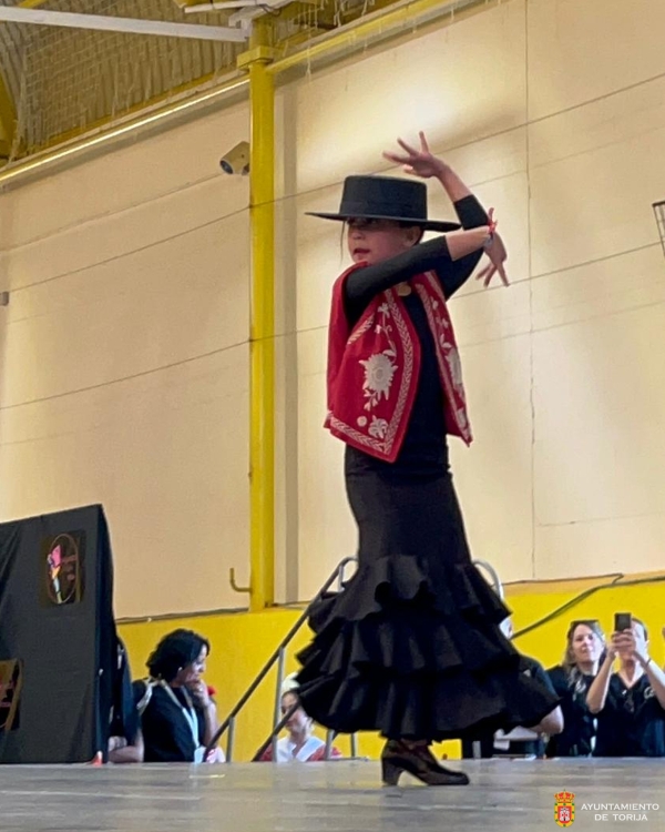 “RECUERDOS” LLEGA ESTA NOCHE A TORIJA CON CUATRO BAILARINAS LOCALES SOBRE EL ESCENARIO