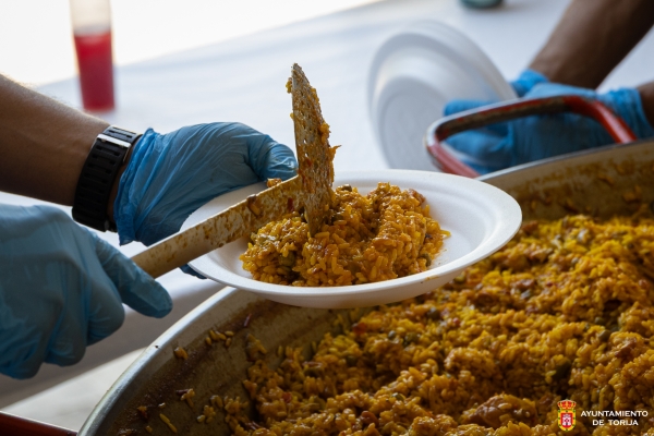 LA COMIDA SOLIDARIA POPULAR REÚNE A CENTENARES DE PERSONAS EN LA PLAZA DE LA VILLA