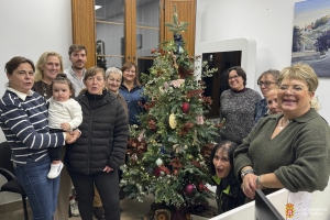 LA MAGIA NAVIDEÑA YA BRILLA EN TORIJA TRAS EL TALLER DE DECORACIÓN DEL ÁRBOL MUNICIPAL