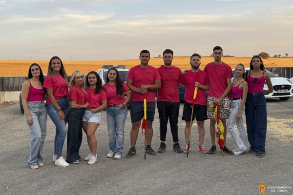 LA PEÑA &quot;LOS LACAS&quot; REVIVE CON ÉXITO EL ESPÍRITU DEL GRAN PRIX EN UNA DIVERTIDA JORNADA CON VAQUILLAS