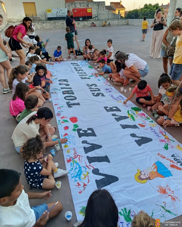 LOS MÁS PEQUEÑOS DE TORIJA DEJAN SU HUELLA EN LA PANCARTA DE LAS FIESTAS