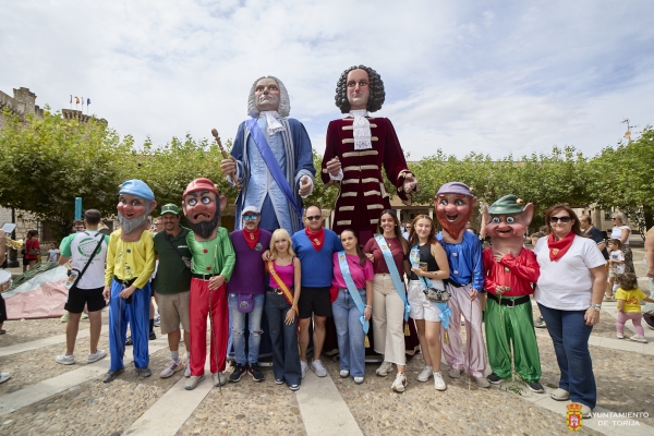 TORIJA CELEBRA SU II DESFILE DE GIGANTES Y CABEZUDOS