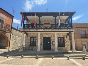 TORIJA SE SUMA A LA DEL DÍA DEL ORGULLO LGTBI 2026 CON LA BANDERA ARCOÍRIS EN EL AYUNTAMIENTO