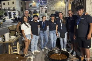𝗟𝗔 𝗔𝗦𝗢𝗖𝗜𝗔𝗖𝗜𝗢́𝗡 𝗖𝗨𝗟𝗧𝗨𝗥𝗔𝗟 𝗙𝗘𝗥𝗜𝗔 𝗖𝗛𝗜𝗖𝗔 𝗖𝗘𝗟𝗘𝗕𝗥𝗔 𝗦𝗨 𝗗𝗜́𝗔 𝗖𝗢𝗡 𝗨𝗡𝗔 𝗠𝗨𝗟𝗧𝗜𝗧𝗨𝗗𝗜𝗡𝗔𝗥𝗜𝗔 𝗖𝗘𝗡𝗔 𝗬 𝗨𝗡𝗔 𝗩𝗘𝗥𝗕𝗘𝗡𝗔 𝗣𝗢𝗣𝗨𝗟𝗔𝗥
