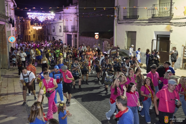 LAS PEÑAS TIÑEN DE FIESTA Y COLOR LA NOCHE TORIJANA CON EL DESFILE DE PEÑAS