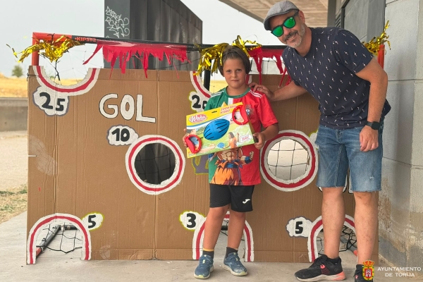 LA PEÑA BB+ INAUGURA SU VERANO CULTURAL CON EL DIVERTIDO JUEGO "CUELA EL BALÓN"