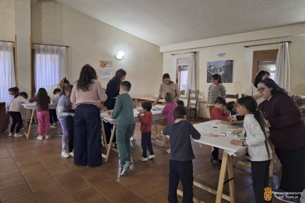 TALLERES NAVIDEÑOS DEL AMPA &quot;CASTILLO DE TORIJA&quot;: CREATIVIDAD Y DIVERSIÓN PARA LOS NIÑOS