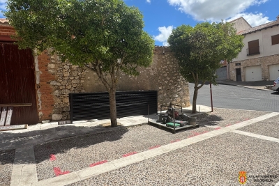 EL AYUNTAMIENTO DE TORIJA REUBICA LOS CONTENEDORES DE LA PLAZA DE LA VILLA PARA PROTEGER EL EMPEDRADO Y MEJORAR LA ESTÉTICA