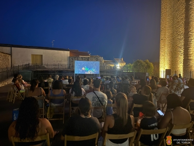 EL CINE DE VERANO ARRANCA CON ÉXITO EN TORIJA LLENANDO EL FRONTÓN DE MAGIA Y DIVERSIÓN