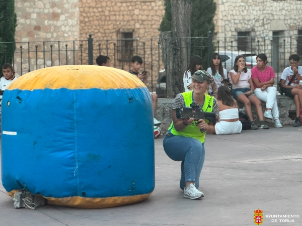 LA PLAZA DE LA VILLA SE CONVIERTE EN UNA PISTA MULTIAVENTURA CON EL LASERTAG