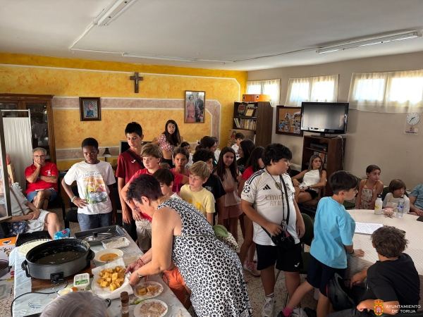 LA ASOCIACIÓN "BARBACANA" ENSEÑA A LOS MÁS JÓVENES A ELABORAR DULCES TRADICIONALES