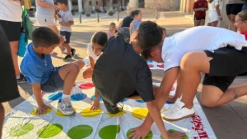 LOS MÁS PEQUEÑOS DISFRUTARON DEL JUEGO DE TWISTER EN EL VERANO CULTURAL 2026