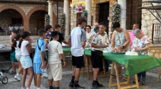 LA ASOCIACIÓN BARBACANA MANTIENE VIVA LA TRADICIÓN CON EL REPARTO DE ROSQUILLAS Y VINO DULCE