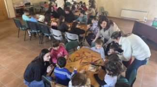 EL ESPÍRITU NAVIDEÑO INUNDA TORIJA EN UN EXITOSO TALLER DE ADORNOS ORGANIZADO POR "TORIJA JOVEN"