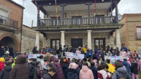 EL CEIP VIRGEN DEL AMPARO REIVINDICA LA PAZ CON UNA MARCHA Y MANIFIESTO EN EL DÍA ESCOLAR DE LA NO VIOLENCIA