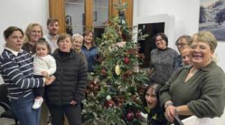 LA MAGIA NAVIDEÑA YA BRILLA EN TORIJA TRAS EL TALLER DE DECORACIÓN DEL ÁRBOL MUNICIPAL