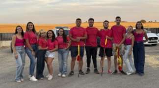 LA PEÑA "LOS LACAS" REVIVE CON ÉXITO EL ESPÍRITU DEL GRAN PRIX EN UNA DIVERTIDA JORNADA CON VAQUILLAS