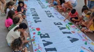 LOS MÁS PEQUEÑOS DE TORIJA DEJAN SU HUELLA EN LA PANCARTA DE LAS FIESTAS