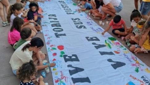 LOS MÁS PEQUEÑOS DE TORIJA DEJAN SU HUELLA EN LA PANCARTA DE LAS FIESTAS