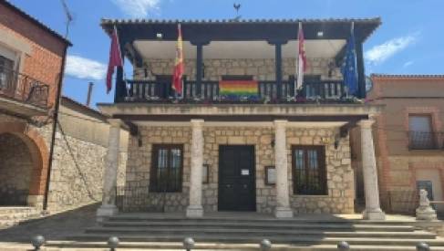 TORIJA SE SUMA A LA DEL DÍA DEL ORGULLO LGTBI 2026 CON LA BANDERA ARCOÍRIS EN EL AYUNTAMIENTO