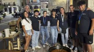 𝗟𝗔 𝗔𝗦𝗢𝗖𝗜𝗔𝗖𝗜𝗢́𝗡 𝗖𝗨𝗟𝗧𝗨𝗥𝗔𝗟 𝗙𝗘𝗥𝗜𝗔 𝗖𝗛𝗜𝗖𝗔 𝗖𝗘𝗟𝗘𝗕𝗥𝗔 𝗦𝗨 𝗗𝗜́𝗔 𝗖𝗢𝗡 𝗨𝗡𝗔 𝗠𝗨𝗟𝗧𝗜𝗧𝗨𝗗𝗜𝗡𝗔𝗥𝗜𝗔 𝗖𝗘𝗡𝗔 𝗬 𝗨𝗡𝗔 𝗩𝗘𝗥𝗕𝗘𝗡𝗔 𝗣𝗢𝗣𝗨𝗟𝗔𝗥