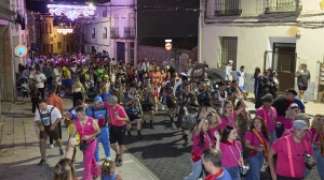LAS PEÑAS TIÑEN DE FIESTA Y COLOR LA NOCHE TORIJANA CON EL DESFILE DE PEÑAS