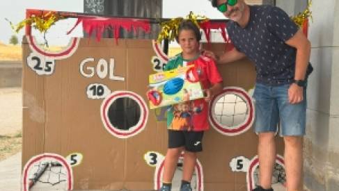 LA PEÑA BB+ INAUGURA SU VERANO CULTURAL CON EL DIVERTIDO JUEGO "CUELA EL BALÓN"