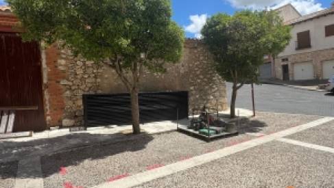 EL AYUNTAMIENTO DE TORIJA REUBICA LOS CONTENEDORES DE LA PLAZA DE LA VILLA PARA PROTEGER EL EMPEDRADO Y MEJORAR LA ESTÉTICA