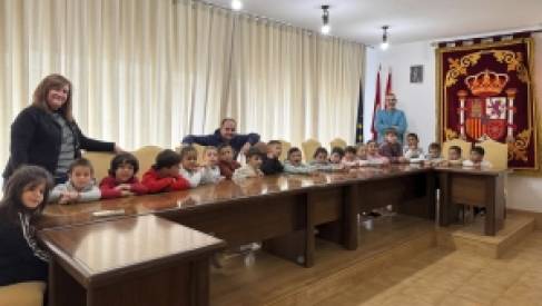 EL AYUNTAMIENTO ABRE SUS PUERTAS A LOS MÁS PEQUEÑOS CON UNA JORNADA LÚDICA SOBRE LA CONSTITUCIÓN Y LA ADMINISTRACIÓN LOCAL