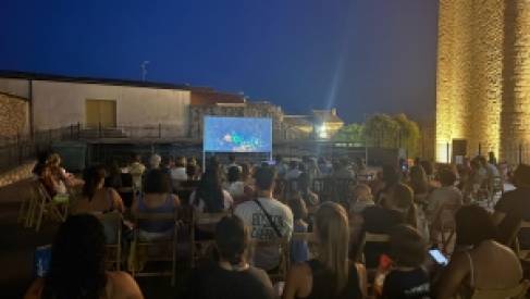 EL CINE DE VERANO ARRANCA CON ÉXITO EN TORIJA LLENANDO EL FRONTÓN DE MAGIA Y DIVERSIÓN