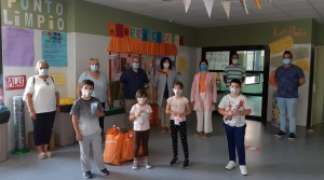 Reparto de mascarillas y geles en el Colegio Público.
