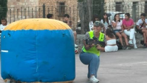 LA PLAZA DE LA VILLA SE CONVIERTE EN UNA PISTA MULTIAVENTURA CON EL LASERTAG