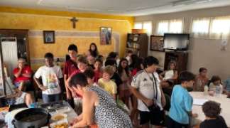 LA ASOCIACIÓN "BARBACANA" ENSEÑA A LOS MÁS JÓVENES A ELABORAR DULCES TRADICIONALES